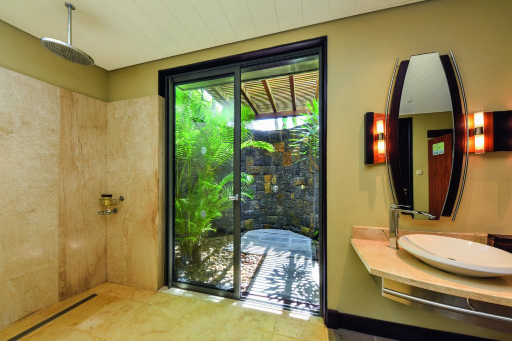 Hôtel Trou aux biches Beachcomber - Suite Golf - douche extérieure